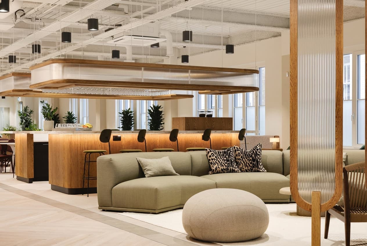 Hybrid Work Demands More Meeting Room Capacity: Vallist Data Shows Eight-Person Rooms Are the New Standard